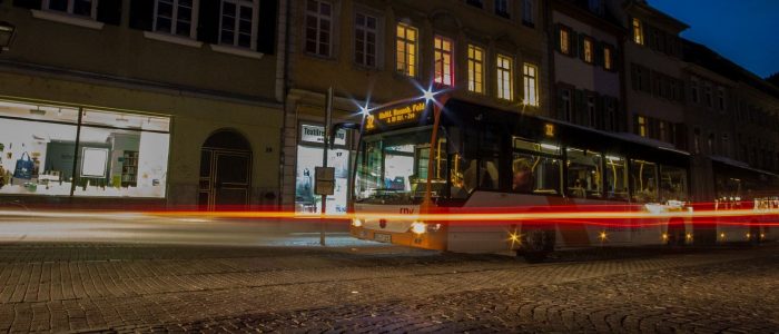 Bus Uniplatz bei Nacht