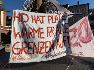 Ein Banner mit der Schrift: Heidelberg hat Platz. Wärme für alle. Grenzen auf!